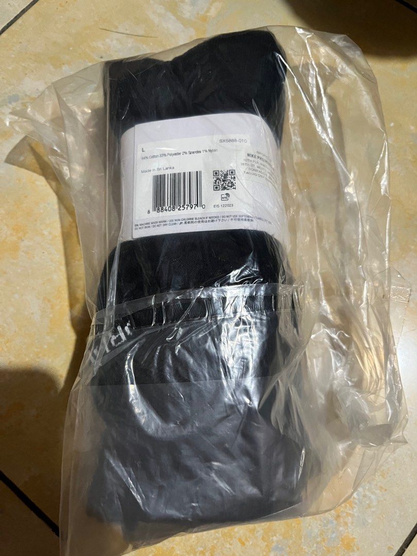 Nike Everyday Plus Cushioned Crew Socks (3 Pairs) (Category: Socks) located in Manila. Submitted by christinali23 (Listing ID 1404108860, Image 2). Description: Size large 27cm to 30cm, 3 pairs black.