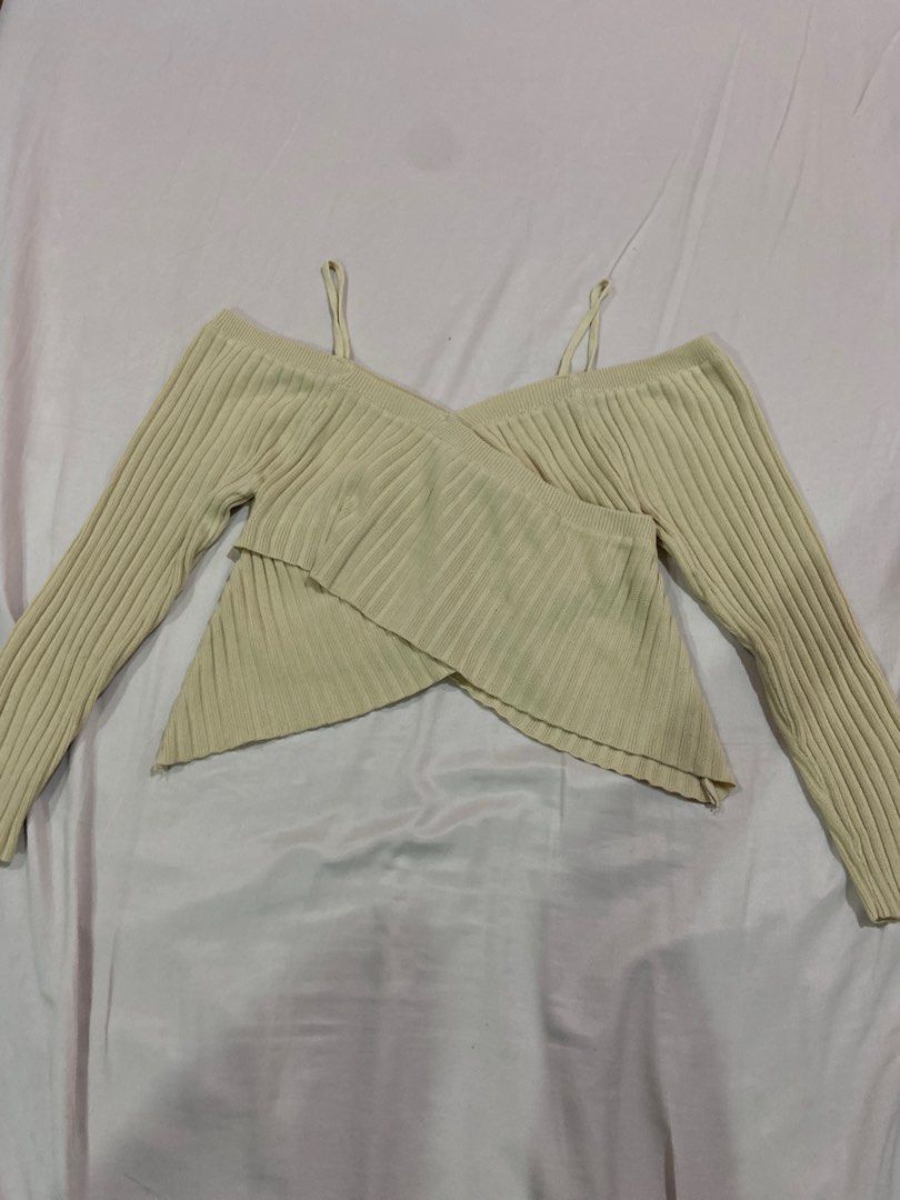 Off-Shoulder Ribbed Top (Category: Blouses) located in Manila. Submitted by 123declutter5 (Listing ID 1404132864, Image 1). Description: Got this for ₱468 Selling for ₱150 Rfs: declutter mod: lalamove, jnt mop: gcash, bpi.