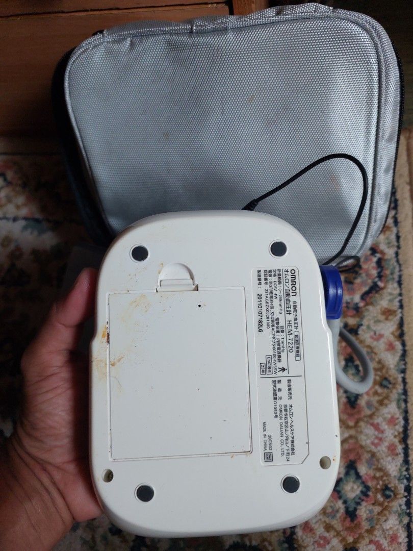 Omron HEM-7220 Blood Pressure Monitor (Category: Health Monitors & Weighing Scales) located in Quezon City. Submitted by jpnvintageonline (Listing ID 1404021607, Image 3). Description: omron Digital Blood pressure monitor Tested working Adaptor used only battery terminal damage .