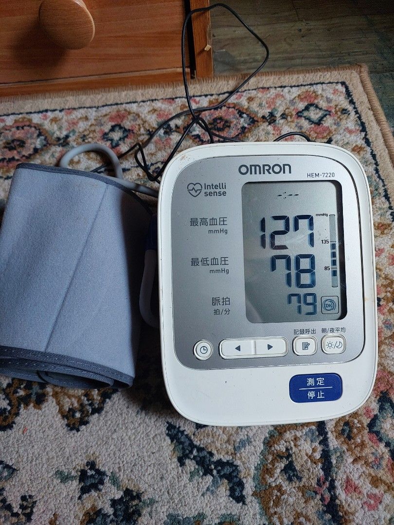 Omron HEM-7220 Blood Pressure Monitor (Category: Health Monitors & Weighing Scales) located in Quezon City. Submitted by jpnvintageonline (Listing ID 1404021607, Image 1). Description: omron Digital Blood pressure monitor Tested working Adaptor used only battery terminal damage .