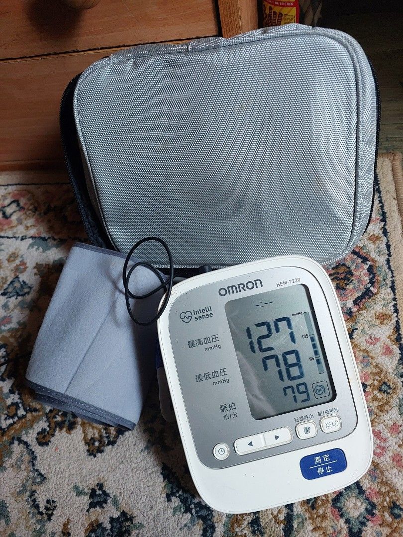 Omron HEM-7220 Blood Pressure Monitor (Category: Health Monitors & Weighing Scales) located in Quezon City. Submitted by jpnvintageonline (Listing ID 1404021607, Image 2). Description: omron Digital Blood pressure monitor Tested working Adaptor used only battery terminal damage .