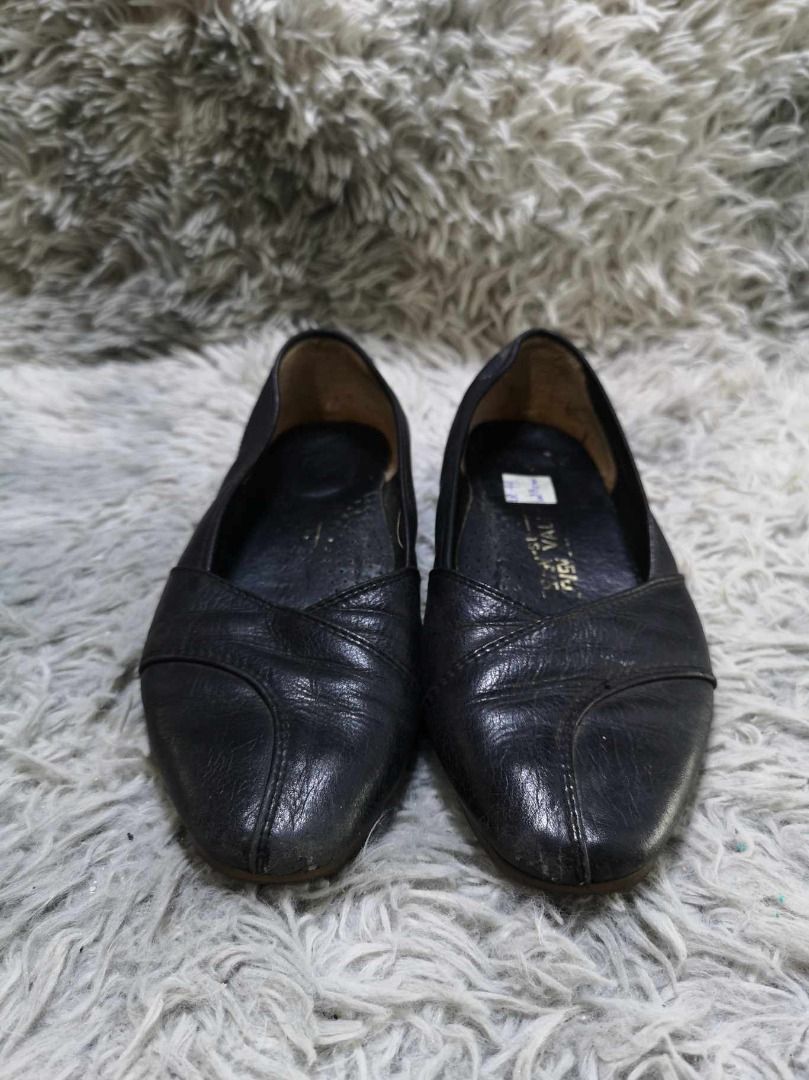 Rounded Toe Low Heels (Category: Heels) located in Santa Cruz. Submitted by jmy_surplus.2 (Listing ID 1404062658, Image 2). Description: Size ; 23cm Color ; Black Type ; Heels Brand ; No Brand Material ; Leather Style ; Black Leather Hels LR 44 JMY 1 Batch #166.