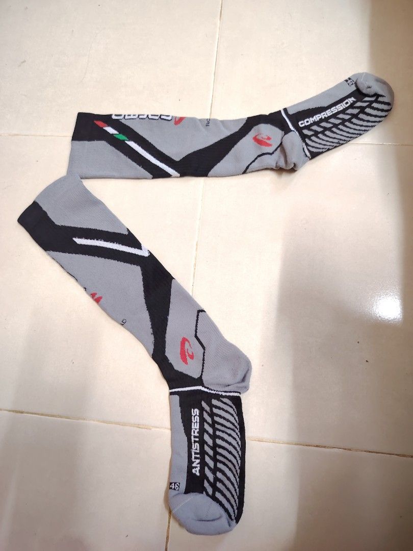 Sarma Compression Socks (Category: Socks) located in Bachok. Submitted by jualmurahjanjihalal (Listing ID 1404020239, Image 1). Description: Pair of Sarma compression socks. Features an anti-stress design. Made in Italy. The socks have a grey and black color scheme with a geometric pattern. The socks have a compression design and are designed for athletic use..