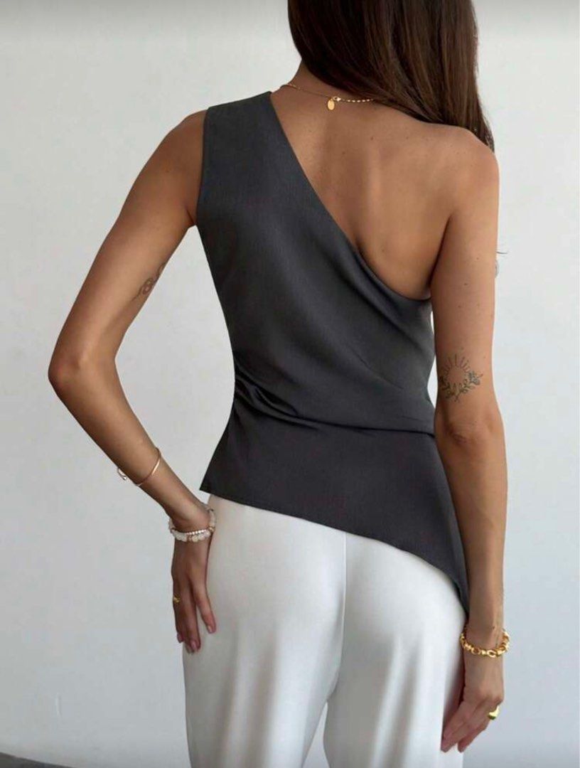 Shein Asymmetrical neck top (Category: Blouses) located in Quezon City. Submitted by _judebbr1 (Listing ID 1404158729, Image 3). Description: Got this from shein. size Small..