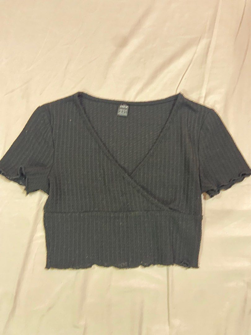 Shein Black Ribbed Crop Top (Category: Sleeveless) located in Manila. Submitted by 123declutter5 (Listing ID 1404132286, Image 1). Description: Got this from Shein for ₱278 Selling this for ₱100 Rfs: Decluttering mod: lalamove, jnt mop: gcash, bpi.