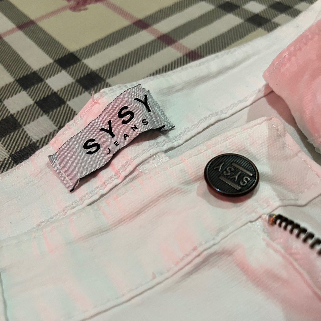 SYSY Jeans High Waisted White Shorts (Category: Shorts) located in Manila. Submitted by _cxlx (Listing ID 1404128222, Image 3). Description: Size: M (can fit large) RFS: Nakatambak Brand: SYSY Jeans (got from orange app) Color: White Used but not abused No flaws ** VERY Stretchablee.