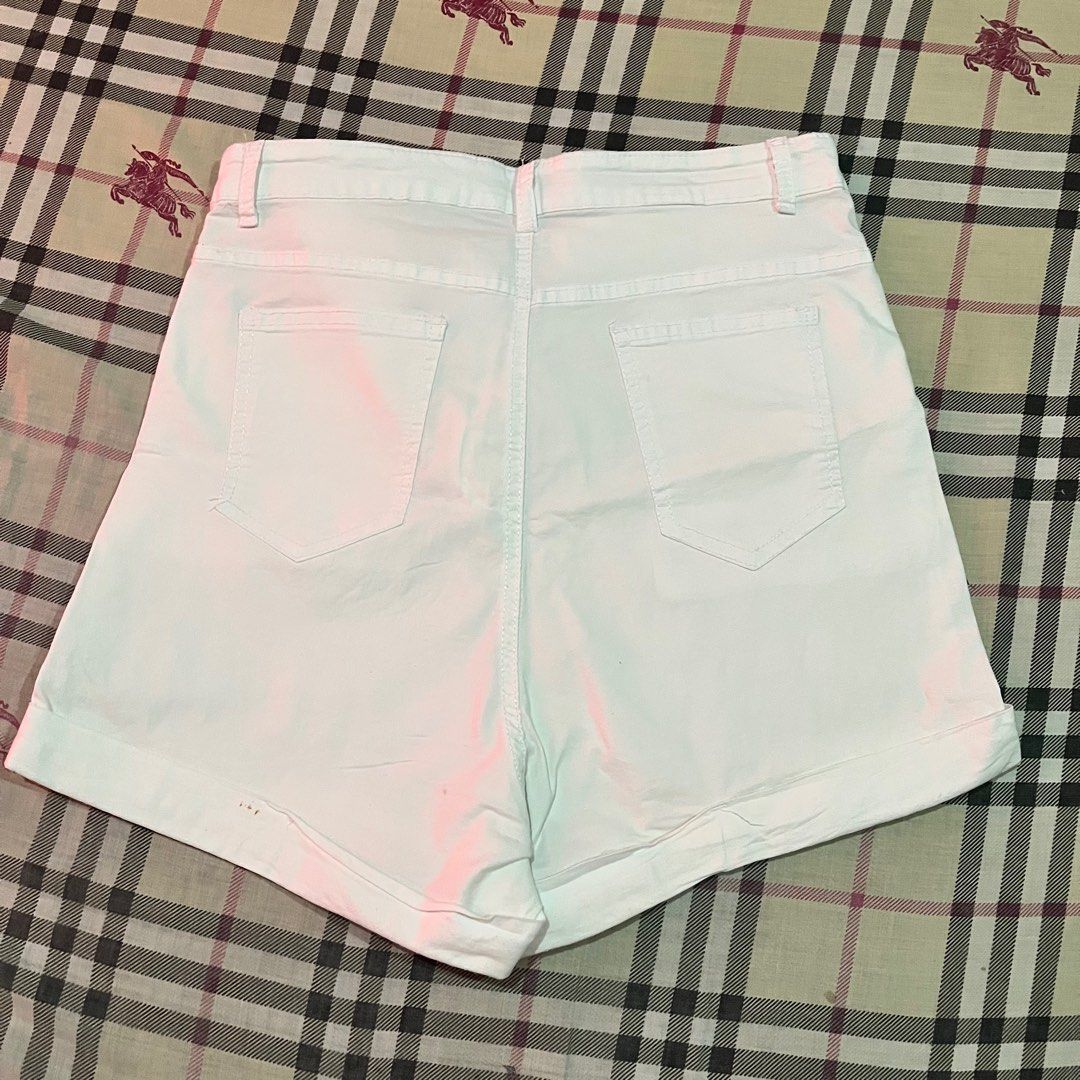 SYSY Jeans High Waisted White Shorts (Category: Shorts) located in Manila. Submitted by _cxlx (Listing ID 1404128222, Image 2). Description: Size: M (can fit large) RFS: Nakatambak Brand: SYSY Jeans (got from orange app) Color: White Used but not abused No flaws ** VERY Stretchablee.