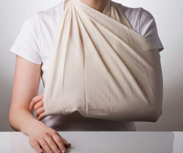TRIANGULAR BANDAGE TETORON HIGH QUALITY (Category: Medical Supplies & Tools) located in Quezon City. Submitted by zyra26 (Listing ID 1404086638, Image 1). Description: .