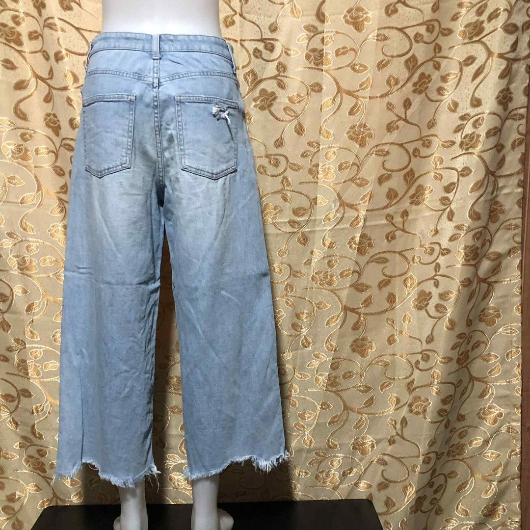 Uniqlo Wide Leg Jeans (Category: Jeans) located in Cavite. Submitted by virginiacubero08 (Listing ID 1404171144, Image 2). Description: - Uniqlo wide leg jeans - Light wash - Features raw hem and distressed details - Size: 25/64A - Made in China - Material: 98% cotton, 2% spandex.