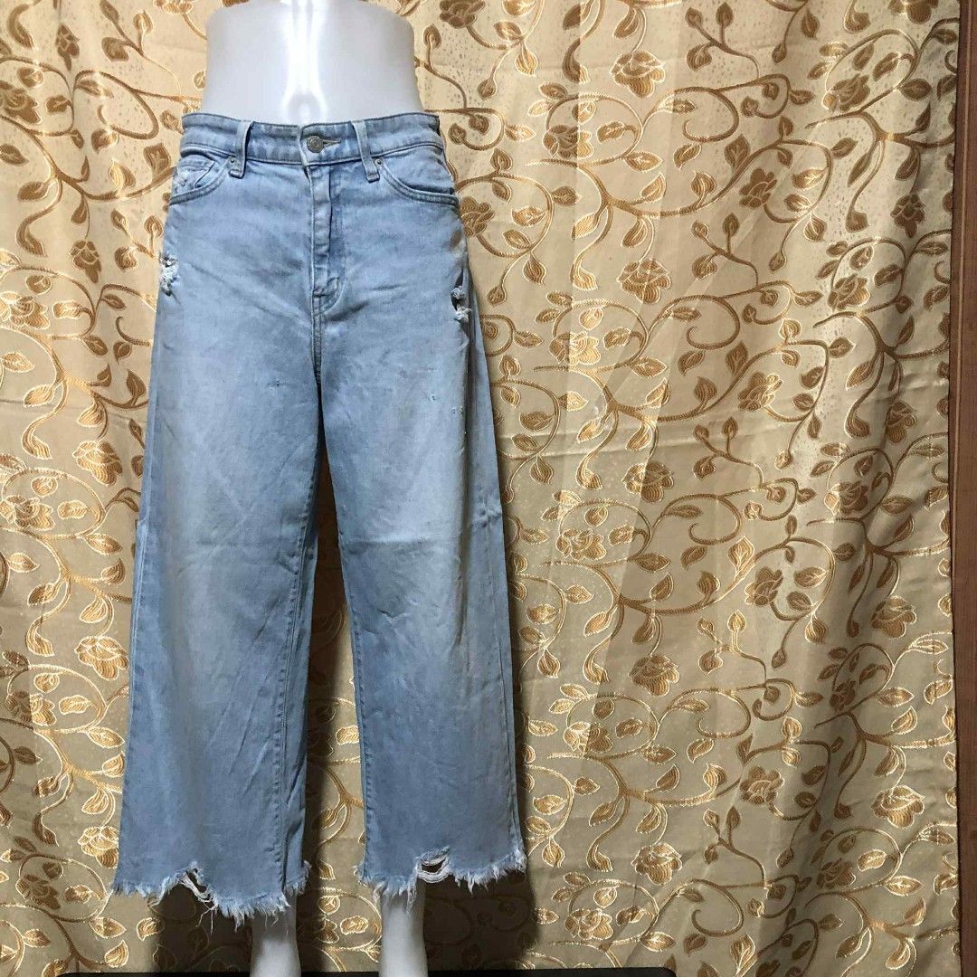 Uniqlo Wide Leg Jeans (Category: Jeans) located in Cavite. Submitted by virginiacubero08 (Listing ID 1404171144, Image 1). Description: - Uniqlo wide leg jeans - Light wash - Features raw hem and distressed details - Size: 25/64A - Made in China - Material: 98% cotton, 2% spandex.