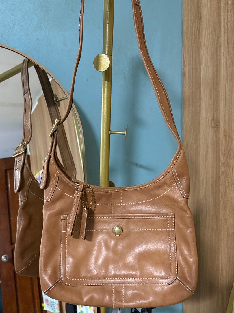 Vintage coach ergo style (Category: Luxury Bags & Wallets) located in Quezon City. Submitted by syogrl (Listing ID 1404160466, Image 2). Description: .
