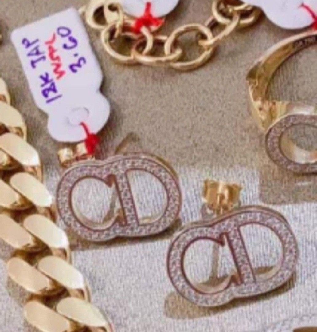 18k Japan Gold Earring &Bracelet (Category: Earrings) located in Labo. Submitted by uzzing_14 (Listing ID 1404188750, Image 1). Description: 18k Japan Gold 7,700 per grm all onhand ready to ship sf - COP via LBC.