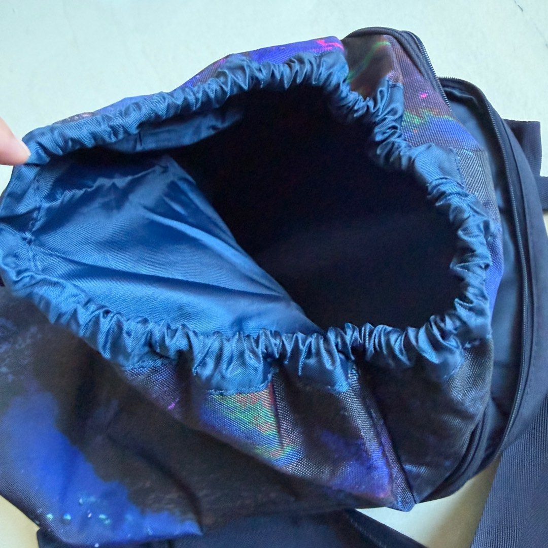 Adidas （分類：背包）位於 Hong Kong。 由 sarajan 提交（商品編號 1404202021，圖片 3）。簡介： Adidas backpack 內有層隔可以放notebook ，外有索繩袋可以放外套、波鞋及其他物品。