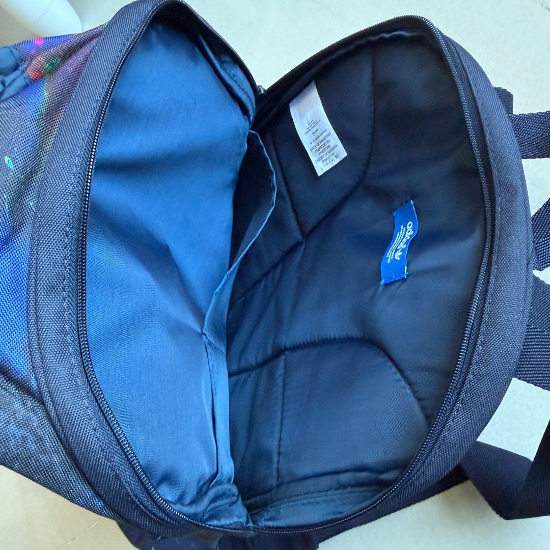 Adidas （分類：背包）位於 Hong Kong。 由 sarajan 提交（商品編號 1404202021，圖片 4）。簡介： Adidas backpack 內有層隔可以放notebook ，外有索繩袋可以放外套、波鞋及其他物品。