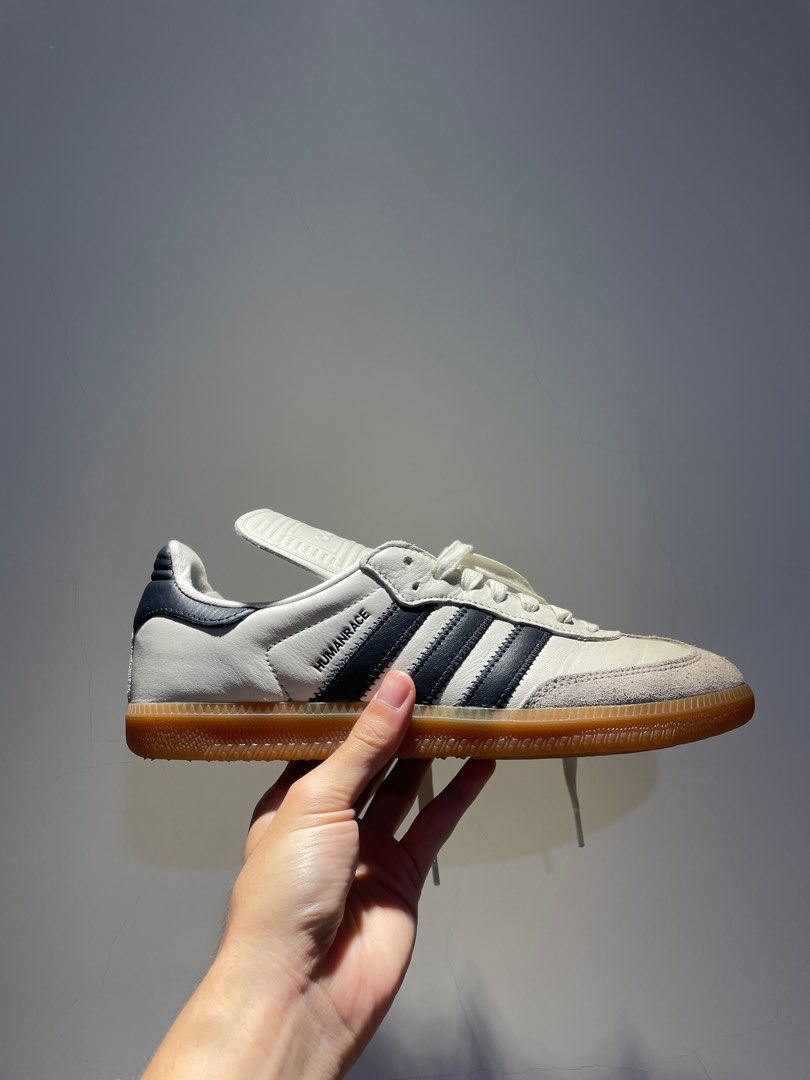 由 oldscool_ (刊登 ID 1404253730，圖片 1) 提交，位於 台北市 (Taipei) 的 ADIDAS x HUMANRACE AW22 Samba Capsule Collection /US8.5 /26.5cm/pharrell /足球鞋/德訓鞋/beams/stussy/nike/Salomon (類別：運動鞋、球鞋)，說明：Pharrell x adidas Humanrace Samba 聯乘鞋款 僅穿著2次拍照，幾乎全新無損✨ 入手難度極高，喜歡請把握🔥 將 1950 年代專為運動員訓練推出，而後憑藉復古廓形成為穿搭聖品的 adidas Originals 經典型號 Samba 作為基底，採用優質皮革搭配絨面革製作，並以突出的壓紋鞋舌、標誌三斜線邊緣的鋸齒縫線、焦糖色橡膠大底等為重點，推出黑白兩種色調。。
