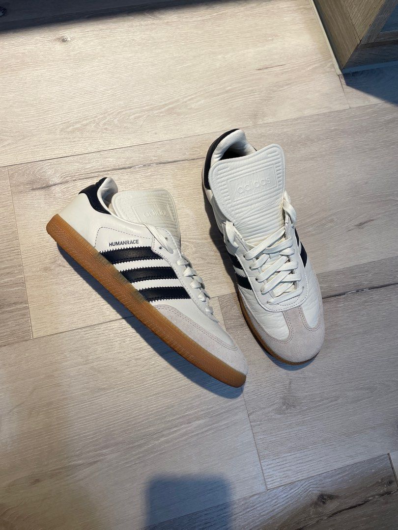由 oldscool_ (刊登 ID 1404253730，圖片 2) 提交，位於 台北市 (Taipei) 的 ADIDAS x HUMANRACE AW22 Samba Capsule Collection /US8.5 /26.5cm/pharrell /足球鞋/德訓鞋/beams/stussy/nike/Salomon (類別：運動鞋、球鞋)，說明：Pharrell x adidas Humanrace Samba 聯乘鞋款 僅穿著2次拍照，幾乎全新無損✨ 入手難度極高，喜歡請把握🔥 將 1950 年代專為運動員訓練推出，而後憑藉復古廓形成為穿搭聖品的 adidas Originals 經典型號 Samba 作為基底，採用優質皮革搭配絨面革製作，並以突出的壓紋鞋舌、標誌三斜線邊緣的鋸齒縫線、焦糖色橡膠大底等為重點，推出黑白兩種色調。。