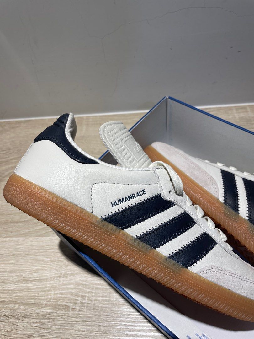 由 oldscool_ (刊登 ID 1404253730，圖片 3) 提交，位於 台北市 (Taipei) 的 ADIDAS x HUMANRACE AW22 Samba Capsule Collection /US8.5 /26.5cm/pharrell /足球鞋/德訓鞋/beams/stussy/nike/Salomon (類別：運動鞋、球鞋)，說明：Pharrell x adidas Humanrace Samba 聯乘鞋款 僅穿著2次拍照，幾乎全新無損✨ 入手難度極高，喜歡請把握🔥 將 1950 年代專為運動員訓練推出，而後憑藉復古廓形成為穿搭聖品的 adidas Originals 經典型號 Samba 作為基底，採用優質皮革搭配絨面革製作，並以突出的壓紋鞋舌、標誌三斜線邊緣的鋸齒縫線、焦糖色橡膠大底等為重點，推出黑白兩種色調。。