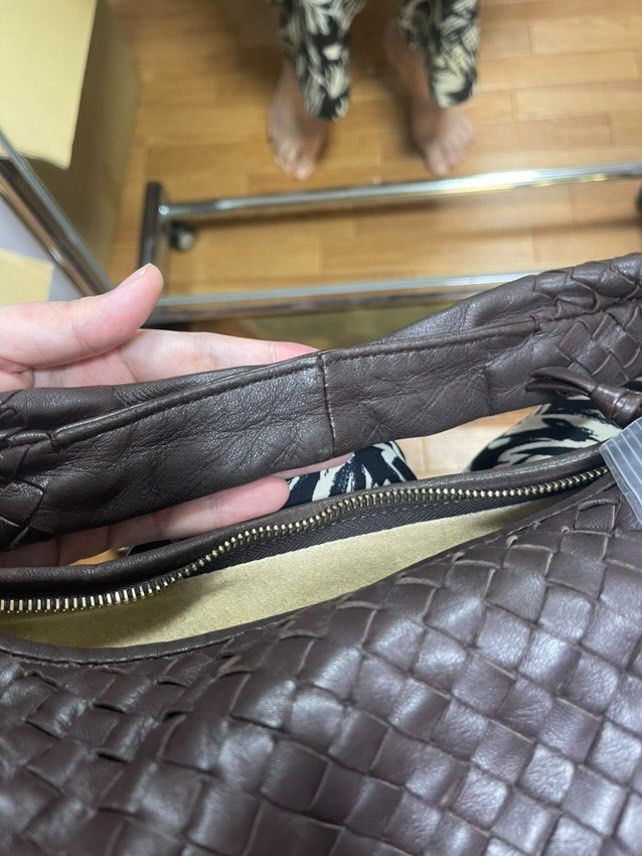 Bottega Veneta Hobo Bag (Category: Luxury Bags & Wallets) located in Pateros City. Submitted by ael.vil.iv57492 (Listing ID 1404235822, Image 2). Description: Small, Fondant With Dust Bag With Mirror Customized Box (not BV) No issues! Like New!.