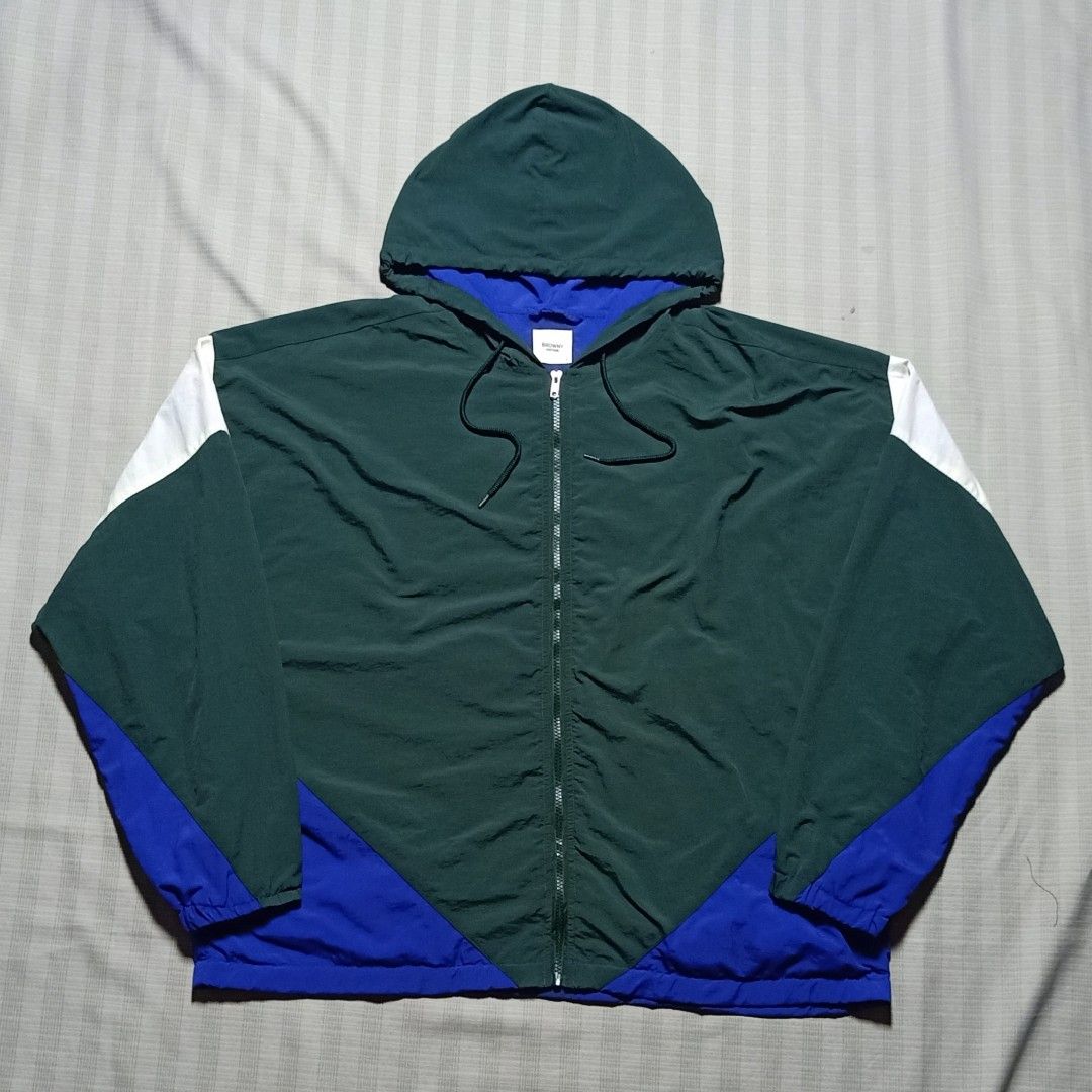 Browny Vintage Tri-Tone Windbreaker (Category: Coats, Jackets and Outerwear) located in Pasay City. Submitted by jay_gdz (Listing ID 1404221466, Image 1). Description: Browny Vintage Tri-Tone Windbreaker Dimes: 27W x 27L Excellent Condition Boxy Fit 9.8/10 Color Rate No issue .