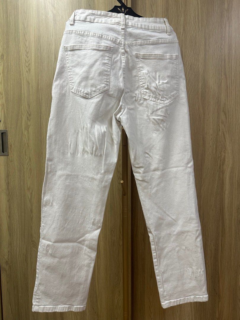 Cotton On White Stretch Straight Leg Jeans (Category: Jeans) located in Tagbilaran City. Submitted by lalalilly (Listing ID 1404269613, Image 2). Description: Cotton On White Stretch Straight Leg Jeans Straight Leg Cut 6 US/ 10 AU/ 38 EU/ 40 BR Button and zip closure Pockets in the front and back.