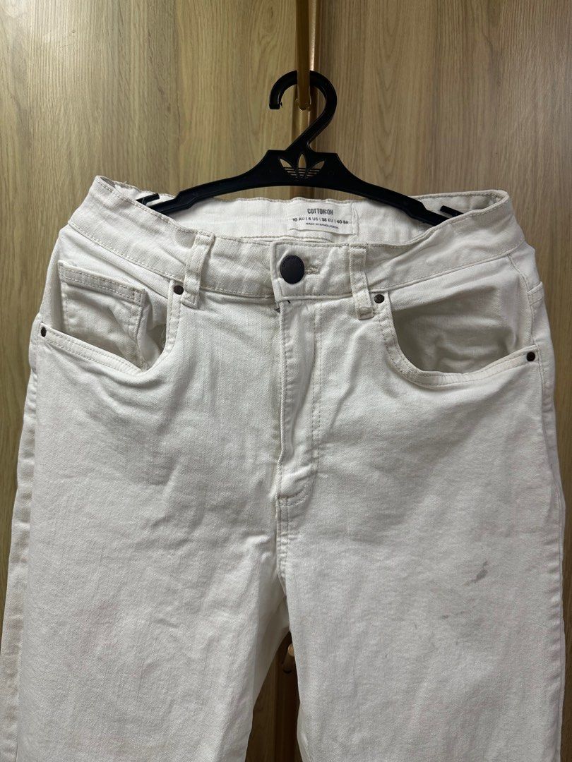 Cotton On White Stretch Straight Leg Jeans (Category: Jeans) located in Tagbilaran City. Submitted by lalalilly (Listing ID 1404269613, Image 3). Description: Cotton On White Stretch Straight Leg Jeans Straight Leg Cut 6 US/ 10 AU/ 38 EU/ 40 BR Button and zip closure Pockets in the front and back.