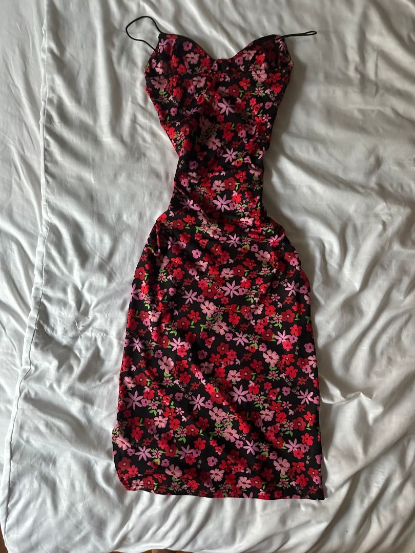 Floral Print Midi Dress (Category: Dresses) located in Makati City. Submitted by wombat178 (Listing ID 1404249817, Image 2). Description: - Eye-catching floral print in red and pink on a black base - Stylish spaghetti straps - Flattering slit - Made from a lightweight, flowing fabric - Ideal for summer days or evenings out.