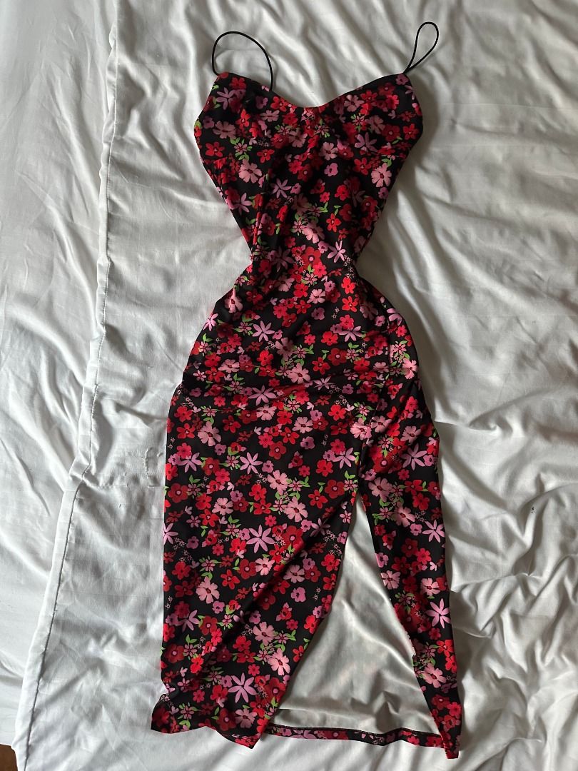 Floral Print Midi Dress (Category: Dresses) located in Makati City. Submitted by wombat178 (Listing ID 1404249817, Image 1). Description: - Eye-catching floral print in red and pink on a black base - Stylish spaghetti straps - Flattering slit - Made from a lightweight, flowing fabric - Ideal for summer days or evenings out.