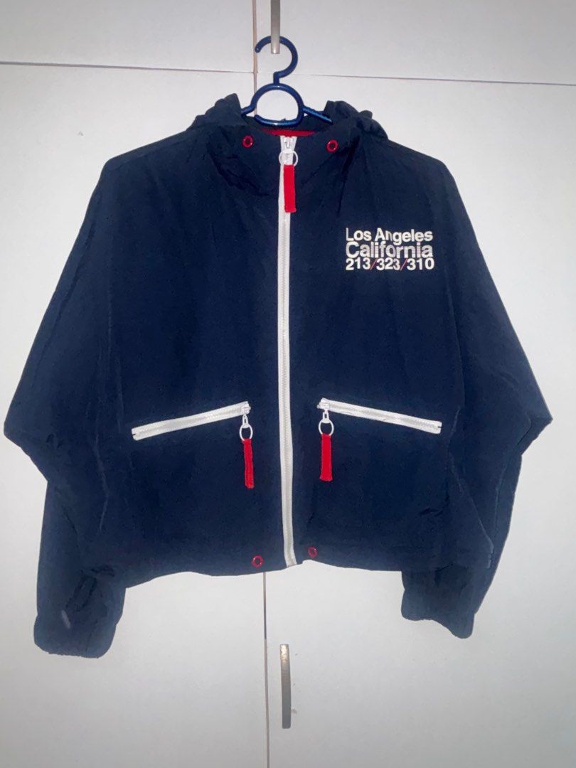 Forever 21 Los Angeles Jacket (Windbreaker) (Category: Coats, Jackets and Outerwear) located in Quezon City. Submitted by caughtdistilled (Listing ID 1404309457, Image 2). Description: Oversized fit (Can be for men too) Flaw: Nawala na po yung strings nya pero functional parin All zippers are working J&T/Lalamove QC area Gcash/Bank Transfer MOP only.
