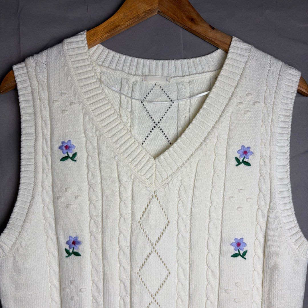 GU by Uniqlo Knitted Vest (Category: Sleeveless) located in Bacoor. Submitted by thrifterrifix (Listing ID 1404303674, Image 2). Description: Very good condition! Color: White Cream/Dirty White Size on tag: Large Dimes: 20.5”L x 19”W Stretchable With sewn flowers (not patch) .