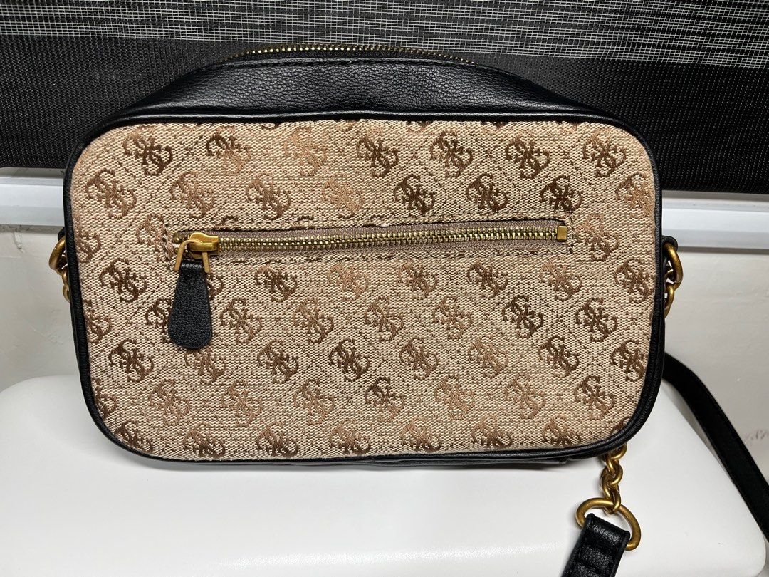 Guess Aviana Camera Bag (Category: Cross-body Bags) located in Quezon City. Submitted by dKPopStore (Listing ID 1404290678, Image 2). Description: For sale Guess Aviana Camera Bag 💯 Authentic Bought fr Japan 🇯🇵 Loc.QC.
