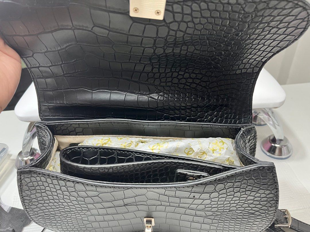 Guess Asher Croco Black (Category: Shoulder Bags) located in Quezon City. Submitted by dKPopStore (Listing ID 1403601336, Image 3). Description: For Sale Guess Asher Black Croco Shoulder bag/Crossbody bag (2 strap ) Bought fr Japan 💯 authentic Loc. QC.