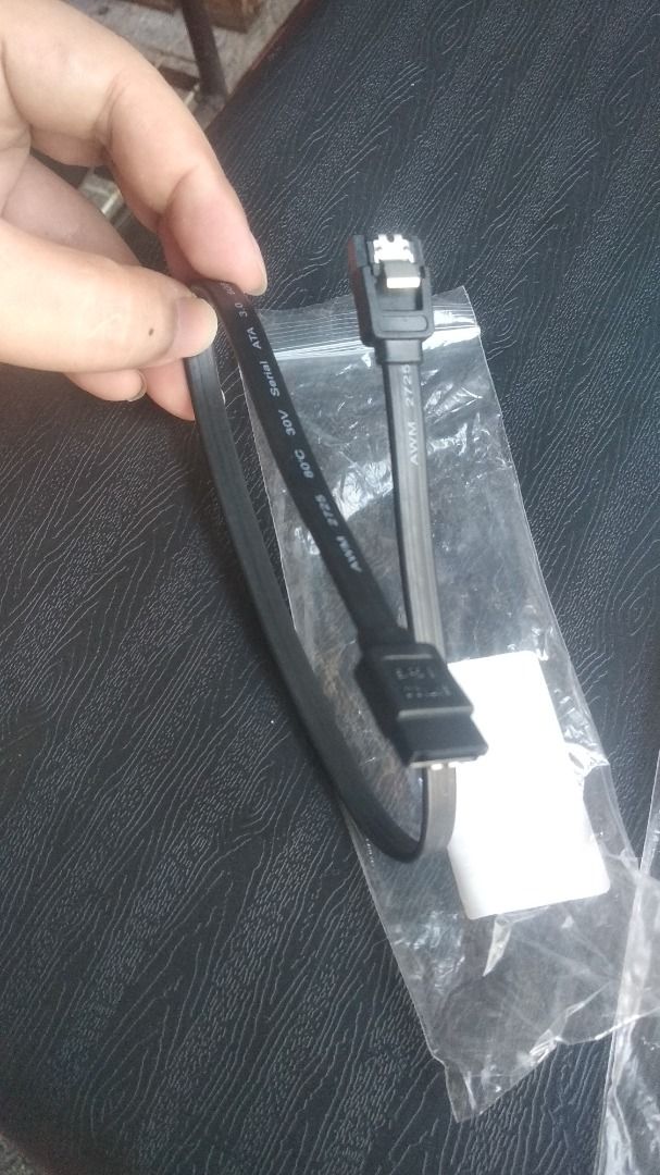HDD SSD SATA Cable (Category: Cables & Adaptors) located in Pateros City. Submitted by eztech9 (Listing ID 1404286059, Image 2). Description: HDD SSD SATA Cable SATA3 6Gb/S 40cm.