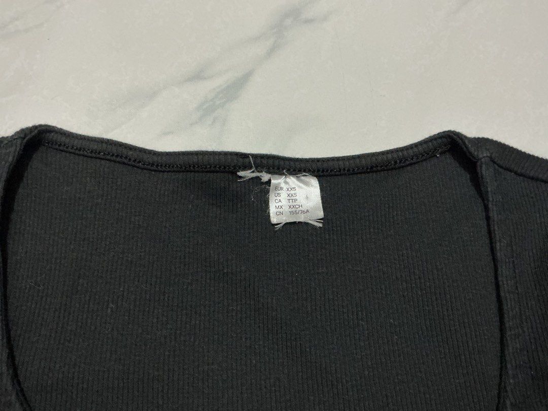 H&M Black Square Neck Ribbed Top (Category: Shirts) located in Manila. Submitted by garlicbread19 (Listing ID 1404252769, Image 2). Description: - H&M Black Top - Size: XXS - Style: Square neckline, short sleeves - Fabric: Ribbed - Color: Solid Black -Cropped Top.