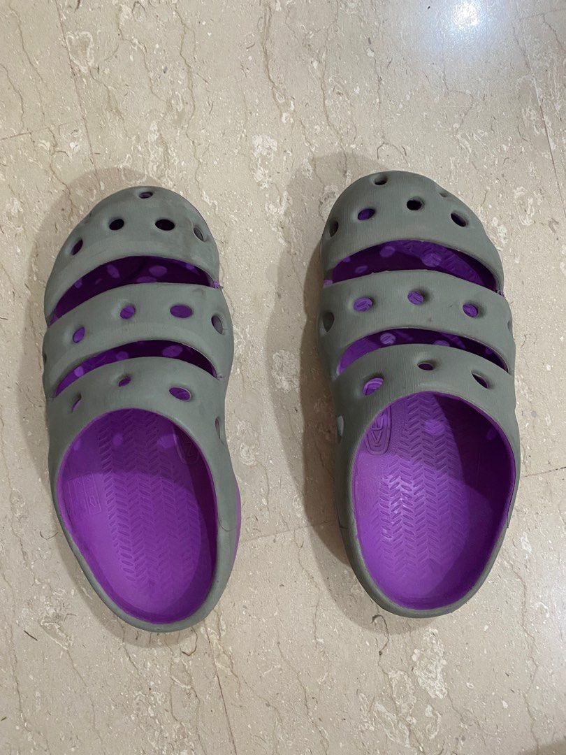 Keens Yogui Scandal (Category: Flipflops and Slides) located in Singapore. Submitted by fruitsnjuice (Listing ID 1404326782, Image 1). Description: Rare color Used so not for fussy ppl Bought like $90 Now $40 Price firm Deal at Serangoon ave2 Nr nex Goods once sold is non refund or exchange 1st come 1st get. .