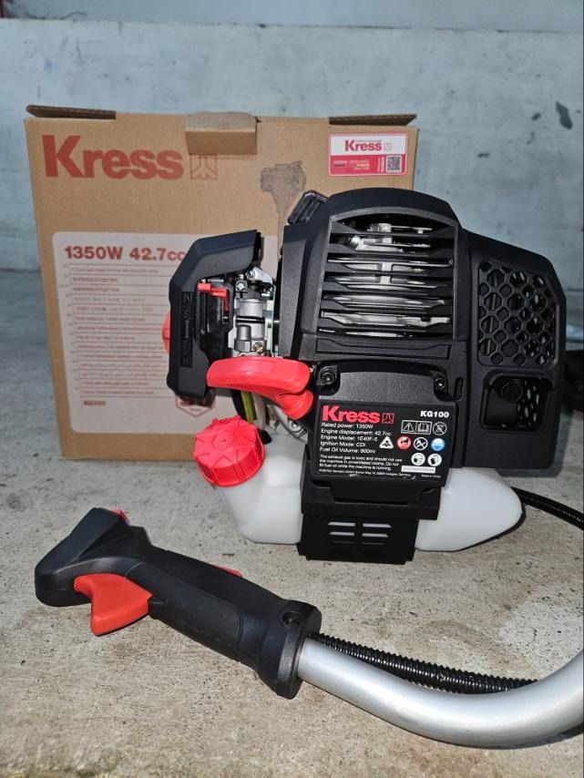 Kress KG100 2-Stroke Brush Cutter (Category: Grass Mowers & Trimmers) located in Quezon City. Submitted by dito-mura2025 (Listing ID 1404181415, Image 1). Description: SPECIFICATION Blade diameter: 305mm (12 inch) Mowing head speed (blade) : 8000 rpm Engine type: 2-stroke Displacement: 42.7 cc Power: 1350 watts Compression ratio: 8.11 : 1 Ignition System: CDI Engine speed (max power) : 6500 rpm Recommend Oil Type: FB Class Fuel Capacity: 0.9 Lite
