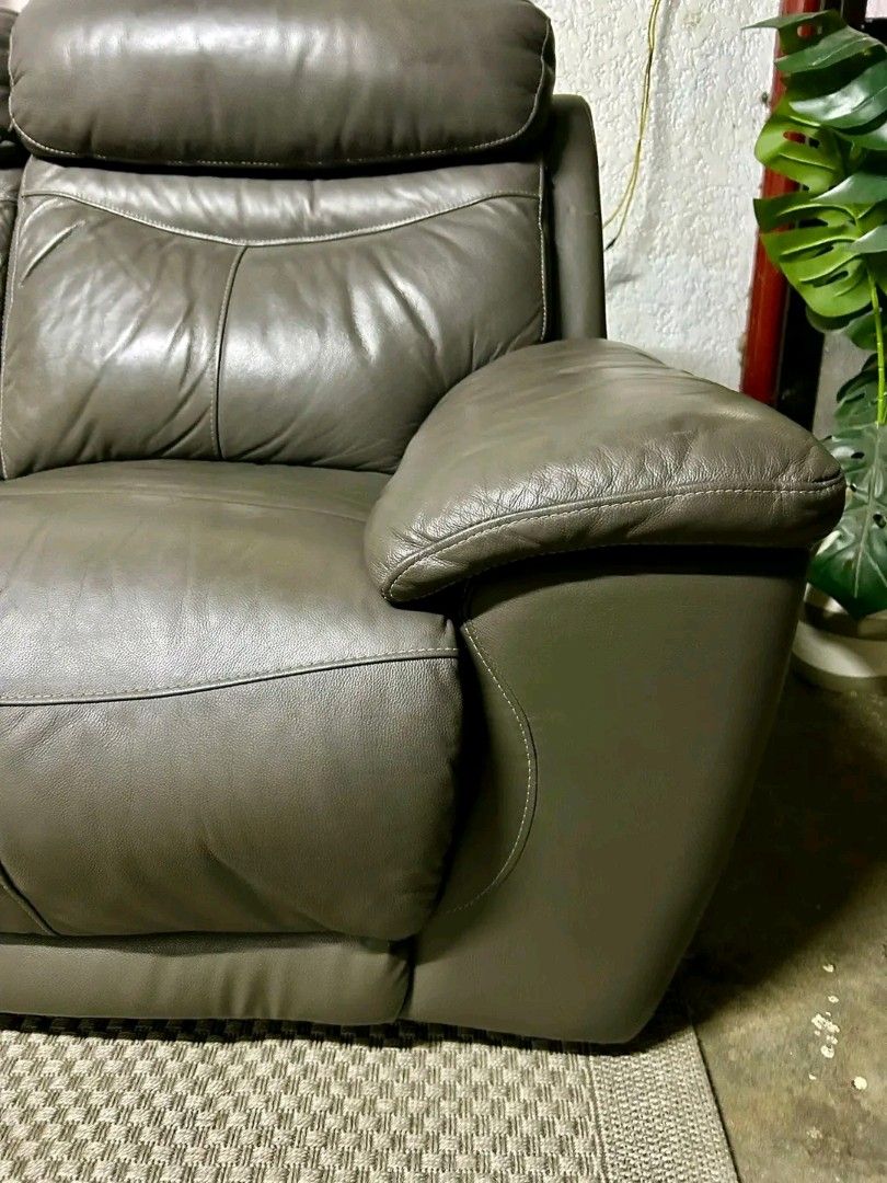 Leather Reclining Sofa (Category: Sofas) located in Valenzuela. Submitted by princeraya55649 (Listing ID 1404310988, Image 2). Description: Imported Big n Bulky Genuine Leather Automatic Reclining Sofa from Korea P33k Only 115x67x37in Genuine Leather Big n Bulky Reclining Sofa/ Automatic 4 Seater Walang Sag Walang Lubog Makapal ang Foam Makapal ang Foam Super Comfy Heavy duty No issue Super Excellent Good Condition Pwede sa Maselan Minor scratch 