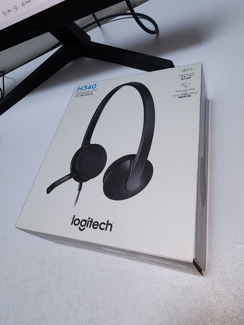 Logitech Headset (Category: Headphones & Headsets) located in Kajang. Submitted by wansyaz81 (Listing ID 1404184283, Image 1). Description: Logitech Headset Condition 9/10 Cod Kajang / Bangi.