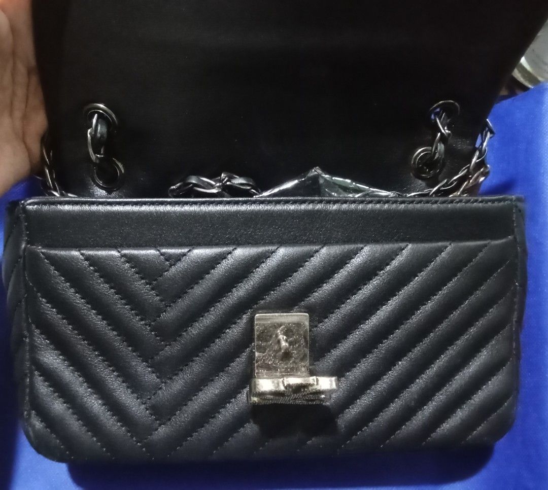 Louis Quatorze Convertible Sling (LQ) (Category: Luxury Bags & Wallets) located in Meycauayan. Submitted by nettystrendyshopph (Listing ID 1404247994, Image 2). Description: - Black quilted design - Flap closure with logo detail - Stylish chain strap (gun metal) -Excellent Condition -Small to Medium size -May rust sa chain and minimal rubs sa body 4x8 inches.