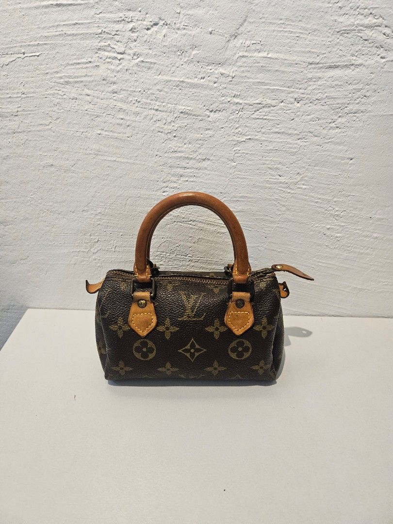 Louis Vuitton Mini Speedy Handbag (Category: Luxury Bags & Wallets) located in Bulacan. Submitted by rm___. (Listing ID 1404306295, Image 2). Description: - Authentic Louis Vuitton Vintage Mini Speedy - With signs of wear - No bad smell, bag is clean inside - Handle has no cracks Please expect signs of usage. Manage your expectations. For serious buyers only. We can do meet-ups. Please reach out if interested: 09566497719.