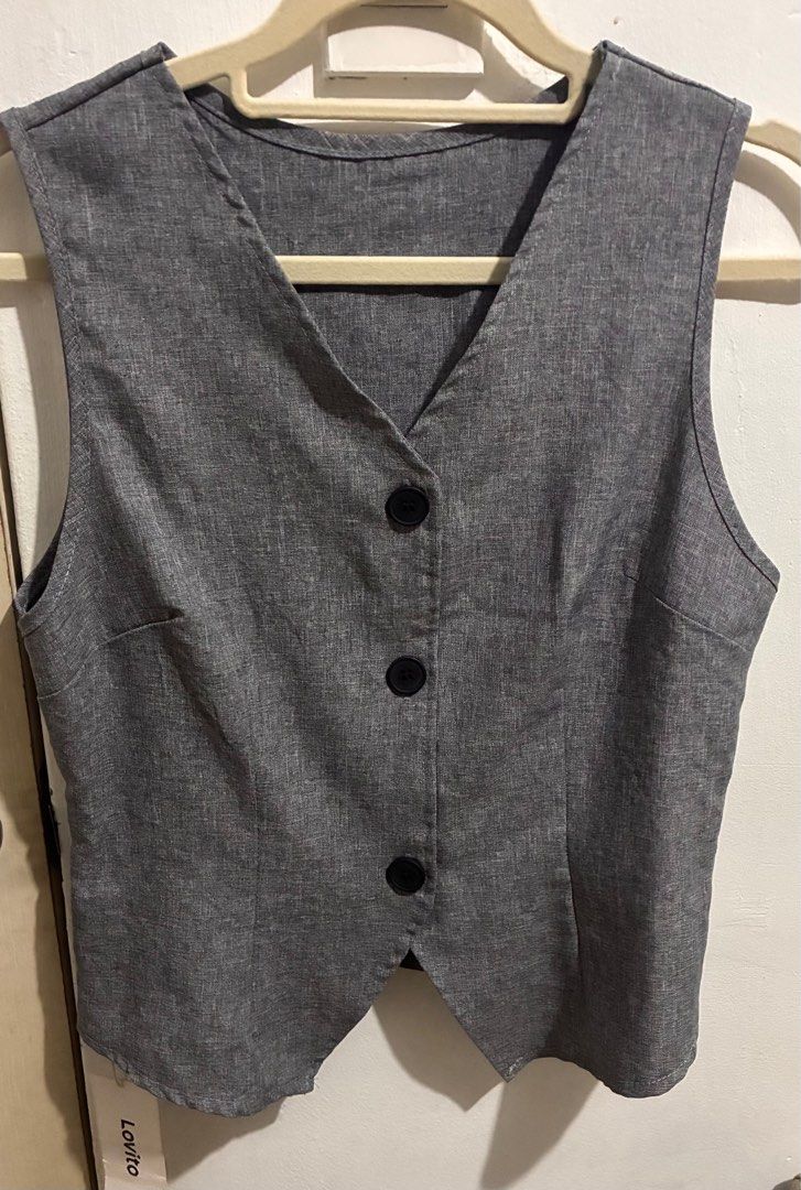 Lovito gray vest (Category: Sleeveless) located in San Fernando. Submitted by julieloops (Listing ID 1404272939, Image 1). Description: M on tag brandnew with tag and pouch.