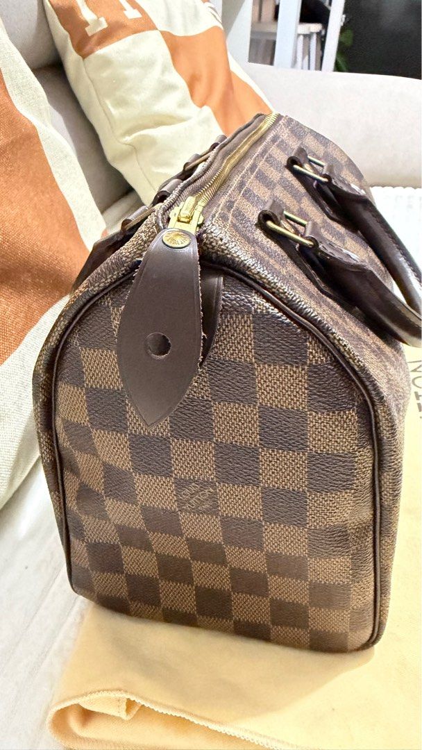 LV Speedy 25 damier (Category: Luxury Bags & Wallets) located in Quezon City. Submitted by TresAiram (Listing ID 1404186358, Image 3). Description: Authentic LV speedy 25 Coded.