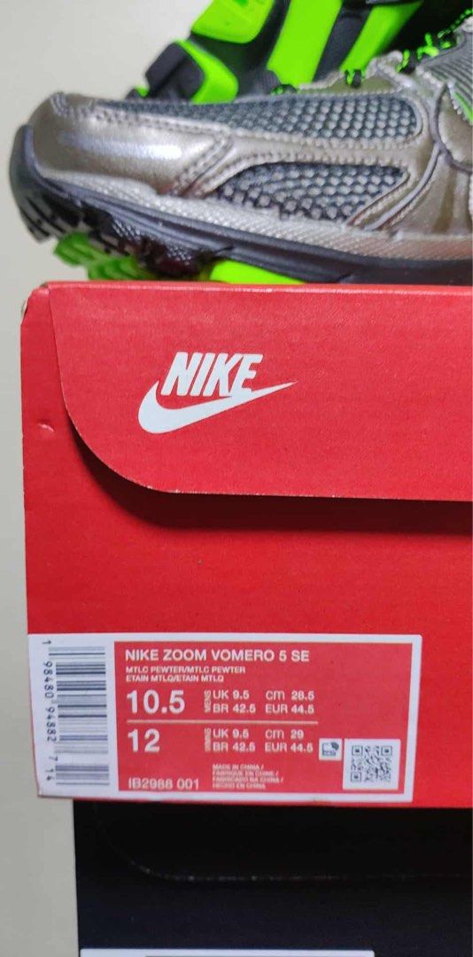 Nike Vomero 5 Metallic Pewter Green Strike (Category: Sneakers) located in Quezon City. Submitted by leonsol3 (Listing ID 1404340856, Image 2). Description: Nike Zoom Vomero 5 Metallic Pewter Green Strike Mens US 10.5 | Brandnew with box (SRP P8,895❌) SALE P4,850 ✅ 📍Quezon City.