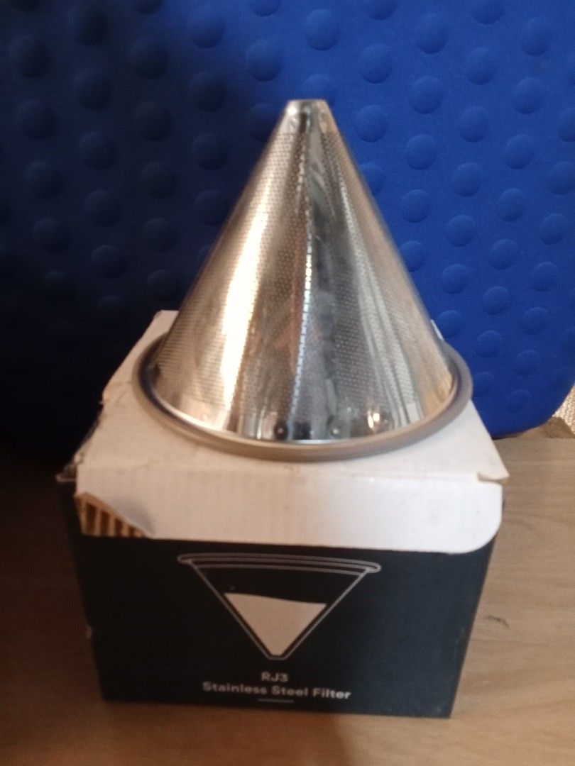 Ovalware RJ3 Stainless Steel Coffee Filter (Category: Coffee Machines & Makers) located in Bocaue. Submitted by marajapansurplus (Listing ID 1404209204, Image 1). Description: Ovalware RJ3 stainless steel coffee filter. It is a cone-shaped filter with a fine mesh design. The filter comes with its original box. The box features the Ovalware logo and product information. The filter is designed for brewing coffee and is made of stainless steel. Box 