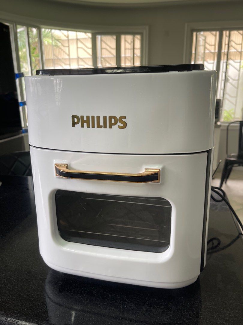 Philips 15L Air Fryer (Category: Fryers) located in Muntinlupa City. Submitted by zaia_k (Listing ID 1404221526, Image 1). Description: - Philips 15L Air Fryer - Digital display for easy use - Oil-free cooking for healthier meals - Convenient viewing window - Includes tray and rack accessories - Stylish white with gold accents and black interior - Easy-to-use handle Manual available No box .