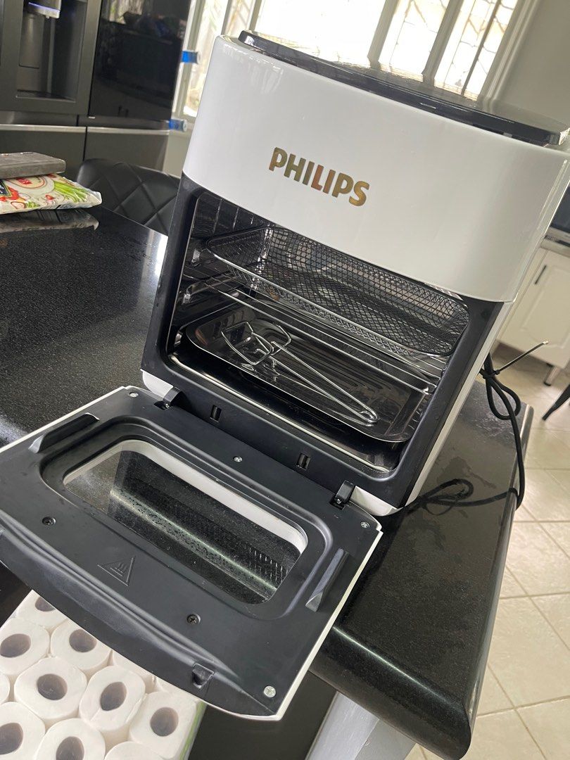 Philips 15L Air Fryer (Category: Fryers) located in Muntinlupa City. Submitted by zaia_k (Listing ID 1404221526, Image 2). Description: - Philips 15L Air Fryer - Digital display for easy use - Oil-free cooking for healthier meals - Convenient viewing window - Includes tray and rack accessories - Stylish white with gold accents and black interior - Easy-to-use handle Manual available No box .
