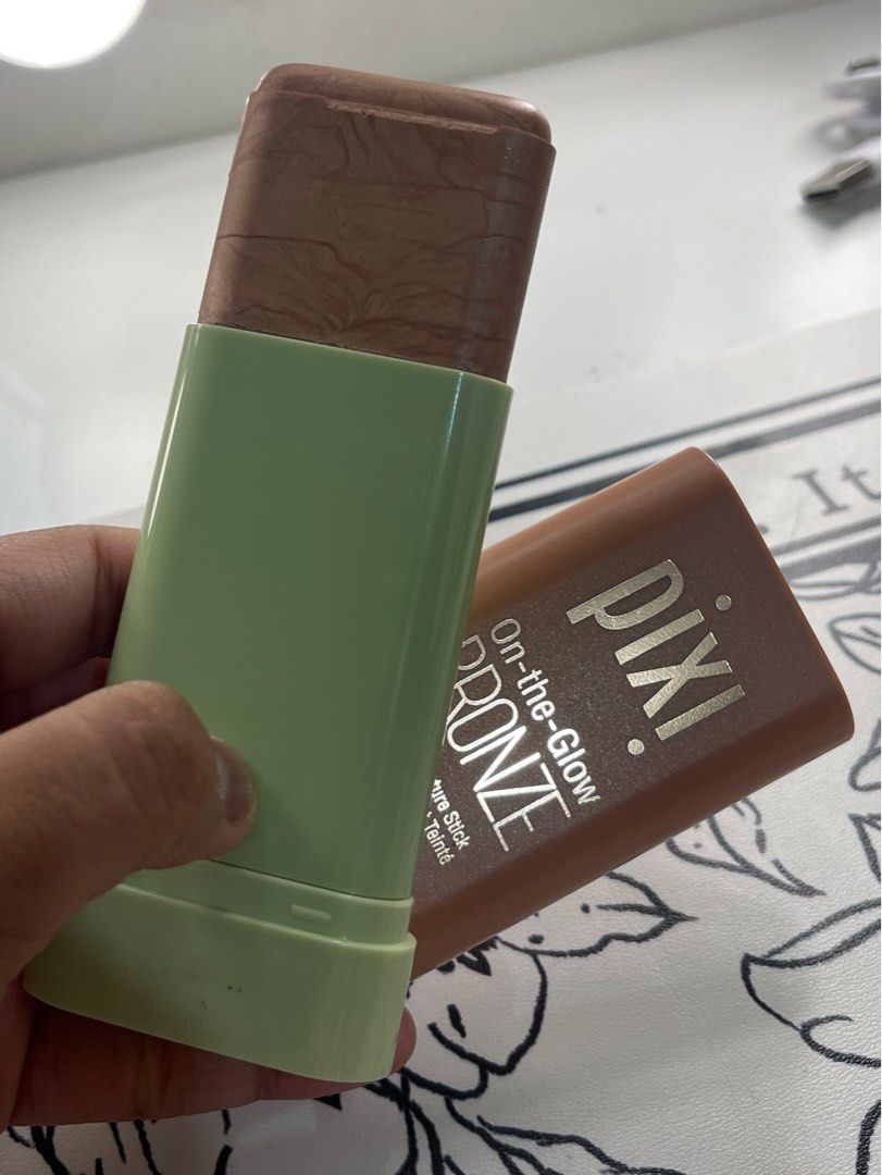 Pixi On-the-Glow Bronze (Category: Makeup) located in Manila. Submitted by iconvee (Listing ID 1404303761, Image 3). Description: - got it for 1,200+ in LOOK MOA. - it’s a bronzer that has a highlighting effect - tried it 2x only. -rfs: not using it anymore MOD: gcash/BDO. SHIP: lalamove/j&t. buyers cover fee. .