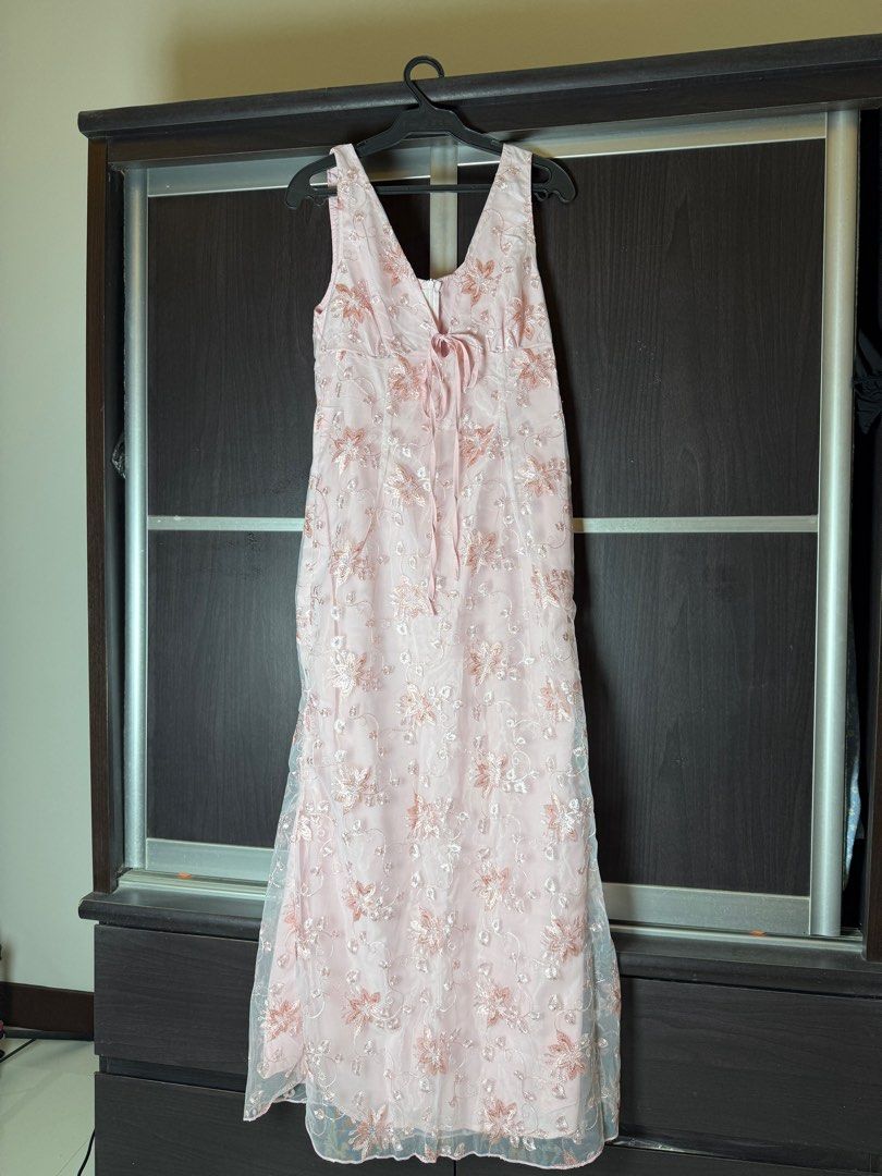 Poselle Floral Long Dress (Category: Dresses) located in Quezon City. Submitted by deniseuntalan (Listing ID 1392382379, Image 3). Description: Size: Medium Us Size: 6 Brand New!!! Rfs: super big and long .