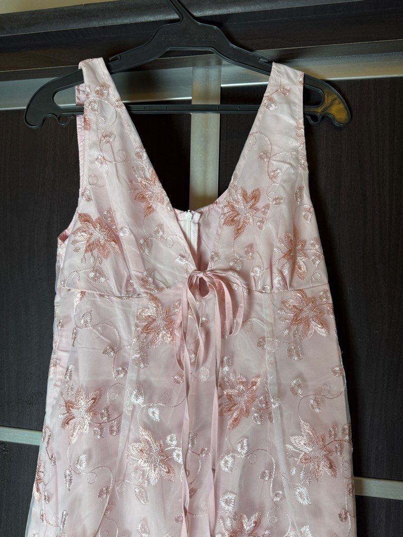 Poselle Floral Long Dress (Category: Dresses) located in Quezon City. Submitted by deniseuntalan (Listing ID 1392382379, Image 1). Description: Size: Medium Us Size: 6 Brand New!!! Rfs: super big and long .