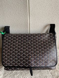 (Category: ) located in . Submitted by bagsandshoesmanymore (Listing ID 1404251793, Image 1). Description: .