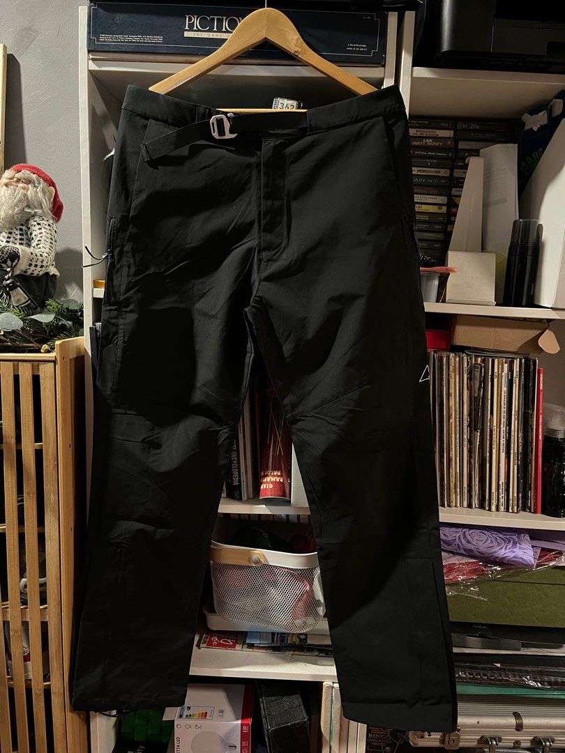 Roa black softshell technical trouser (Category: Trousers) located in Makati City. Submitted by thankyoupayme (Listing ID 1404219201, Image 1). Description: Water repellant Waist 32-36.